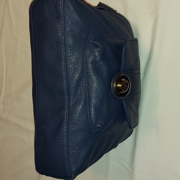 Micheal Kors  Navey Blue Soft Leather Bag. - Picture 4 of 10